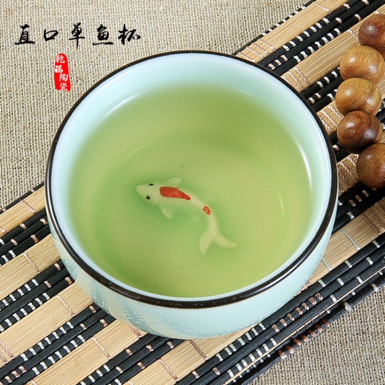 創(chuàng)意龍泉青瓷功夫茶具 浮雕鯉魚茶杯手繪直口陶瓷品茗杯 廠家批發(fā)