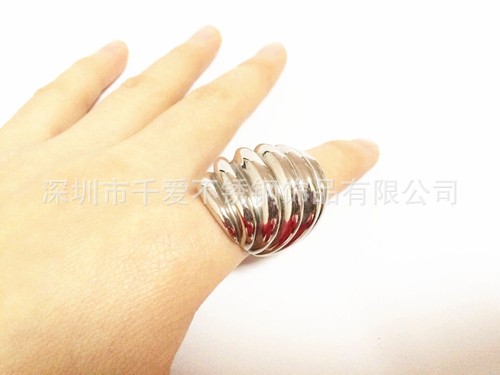 千愛鈦鋼鑄造戒指 窩窩 歐美時尚復(fù)古 朋克搖滾 不銹鋼首飾廠家