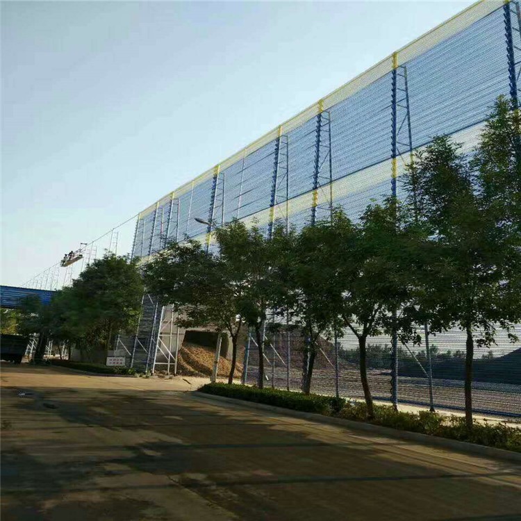 山東煤礦用金屬圓孔防塵網(wǎng)三峰型 煤場防風(fēng)抑塵網(wǎng)墻廠家安裝施工