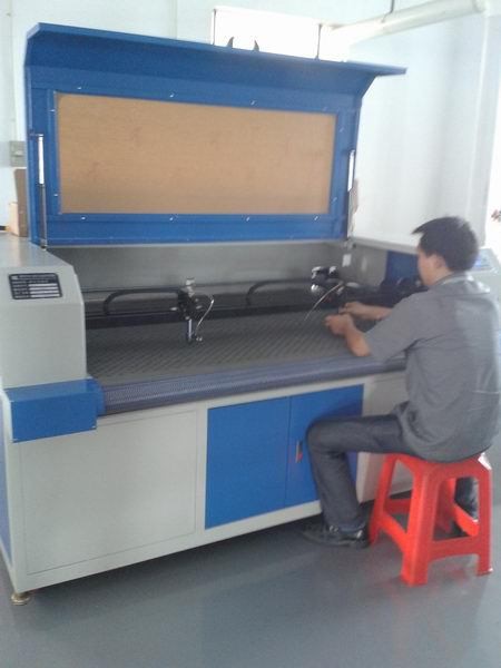 供應(yīng)深圳無塵布裁床/貼布繡鏤空裁剪機/毛絨玩具激光切割機