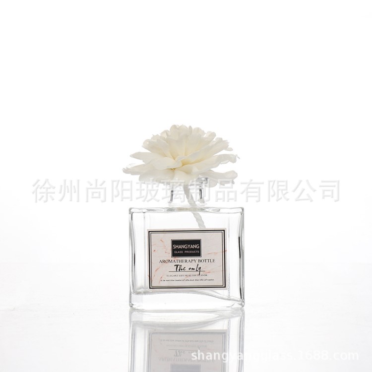 廠(chǎng)家批發(fā)無(wú)火香薰瓶藤條擴(kuò)香植物精油瓶家用酒店卡口扁方形瓶60ml