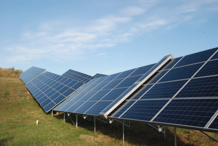 荒漠光伏電站太陽能組件清洗設備-遙控機器人-光伏板清洗設備