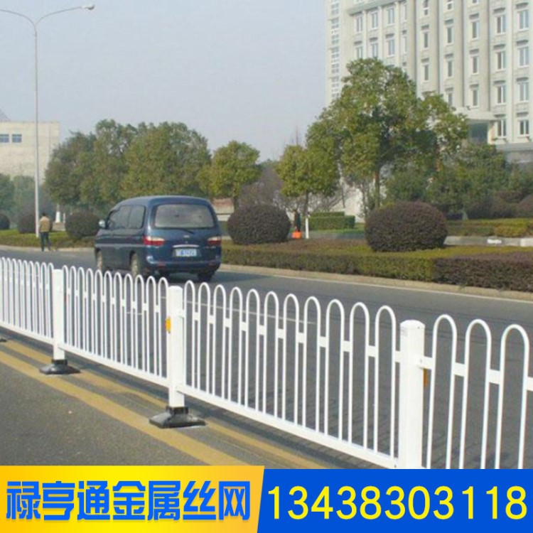 廠家定制廣告牌京式道路護(hù)欄市政道路護(hù)欄網(wǎng)防撞隔離欄桿批發(fā)價格