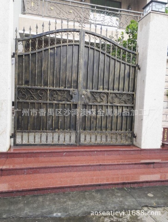 農(nóng)村鐵藝大門(mén)豪華庭院圍欄鐵藝門(mén)花園別墅歐式小門(mén)封板雙開(kāi)院墻門(mén)