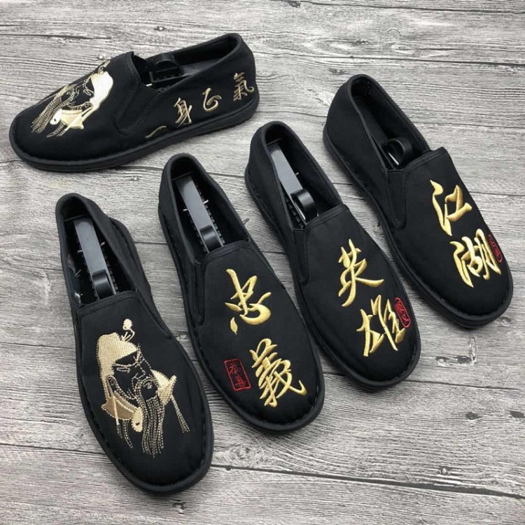 冬季加絨加厚款布鞋繡花臉譜布鞋中國(guó)風(fēng)刺繡臉譜一腳蹬懶人情侶鞋