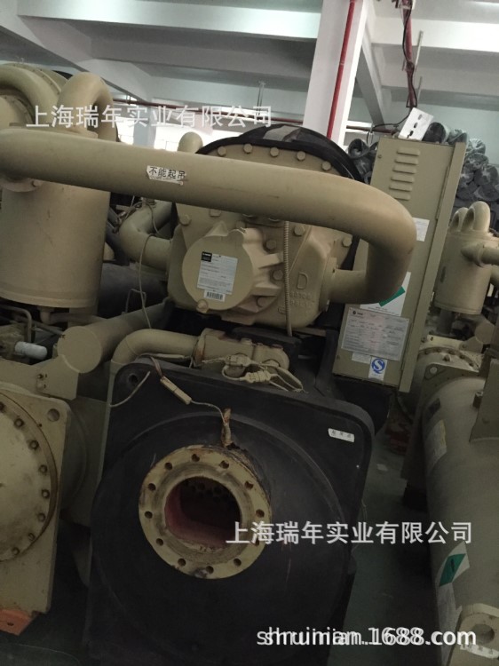 到貨兩臺二手特靈螺桿式冷水機組