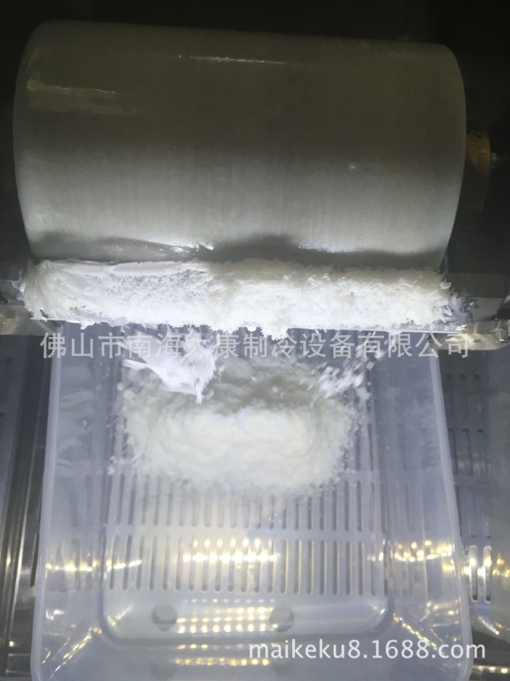 雪花機(jī) 雪花牛奶雪花機(jī)蓬蓬冰機(jī) 商用制雪機(jī)直銷臺(tái)式牛奶制冰機(jī)