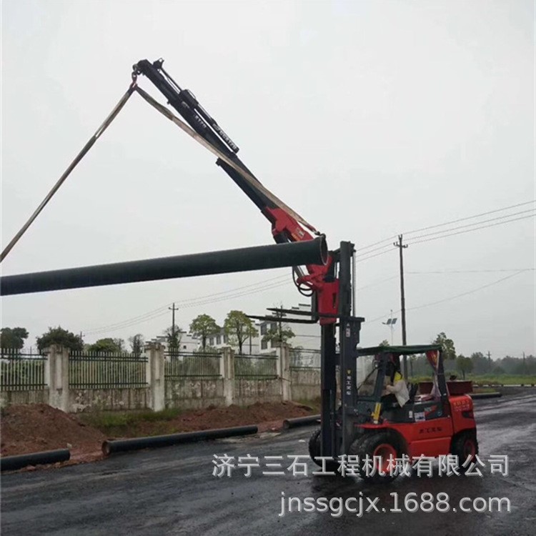 窄小空間裝卸 搬運(yùn)貨物用叉車吊  叉車改裝伸縮臂吊車 卸貨更方便