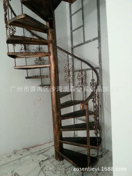 私人定制螺旋樓梯高端別墅復(fù)式旋轉(zhuǎn)樓梯龍骨樓梯熱鍍鋅戶外旋轉(zhuǎn)梯