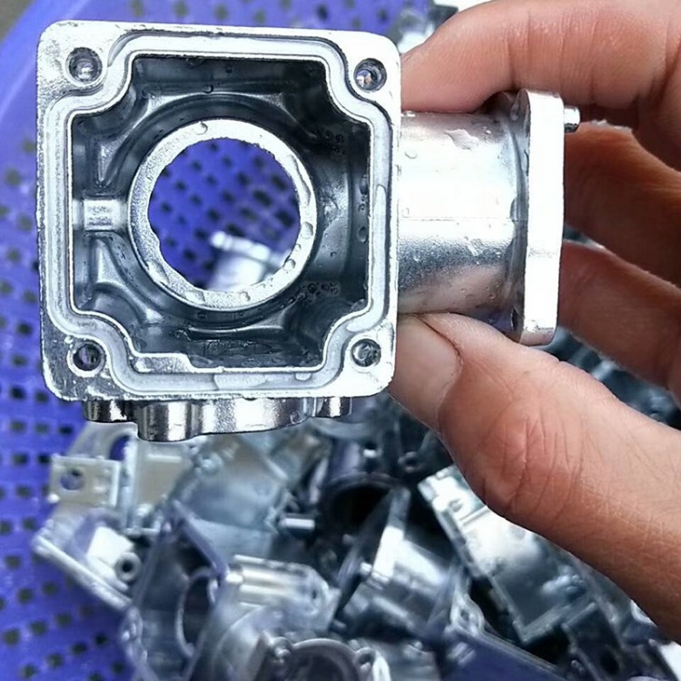 壓鑄車床金屬表面內(nèi)孔管內(nèi)多工位清洗拋光去毛刺磁力拋光機