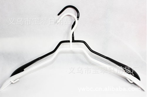 直銷(xiāo)浸塑色防滑衣架新華龍塑料衣服架褲架多功能衣架子批發(fā)