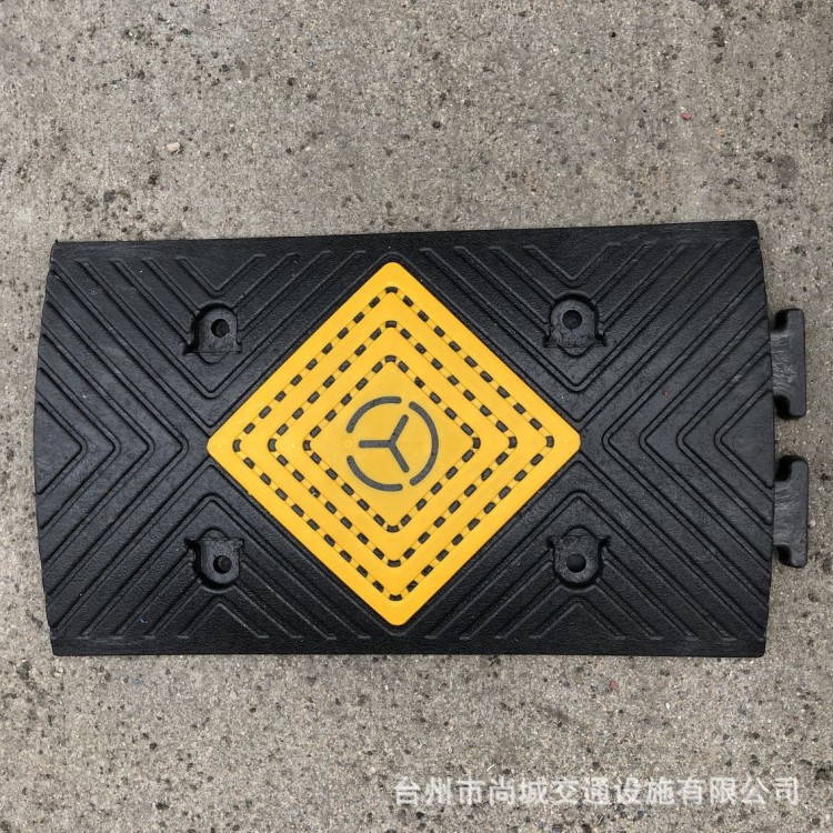  橡膠減速板 300*500*400mm 公路減速設(shè)備 橡塑減速帶 車庫(kù)