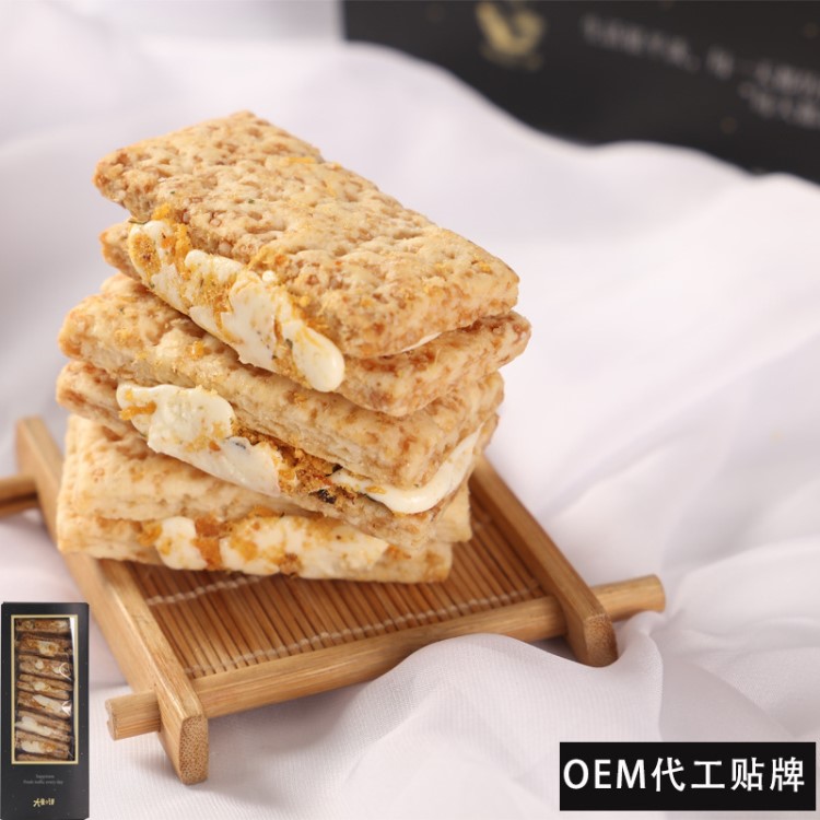 咸蛋黃肉松方塊酥燕麥牛軋夾心餅干全麥代餐網紅零食代工貼牌OEN
