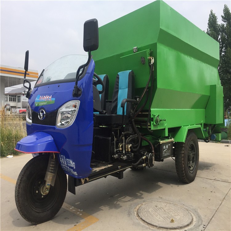 電動三輪送草撒料車肉牛場投料車不堵草三輪撒料車