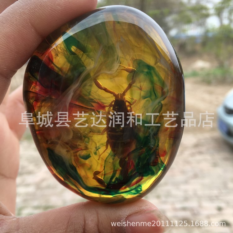 二代琥珀蜜蠟原石展銷會爆款七彩蟲珀蝴蝶蝎子浮水熒光批發(fā)