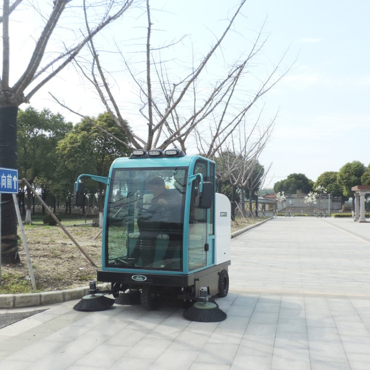 大型全封閉駕駛室掃地車園林落葉清掃車市政道路環(huán)衛(wèi)保潔掃地車