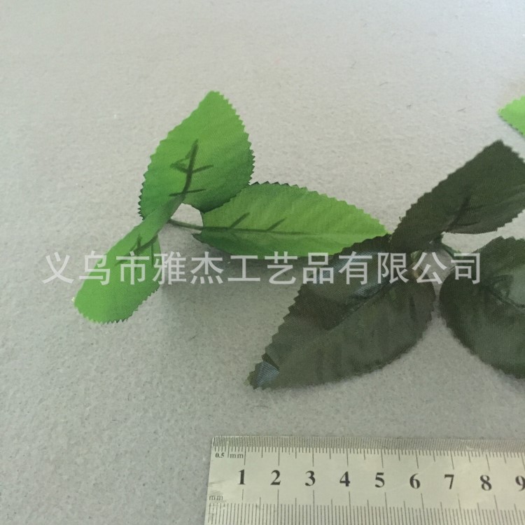 廠家直銷仿真花葉子（3叉玫瑰葉）是制作仿真花絲網(wǎng)花的必備材料