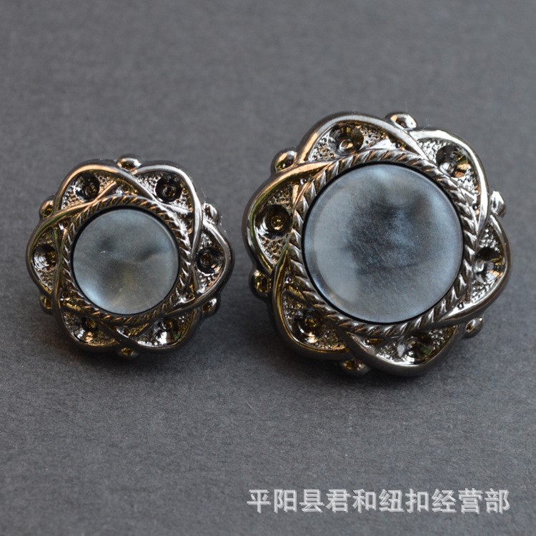 君和現貨 復古風尚女裝灰色波紋珠光槍黑色高腳組合花朵塑料紐扣
