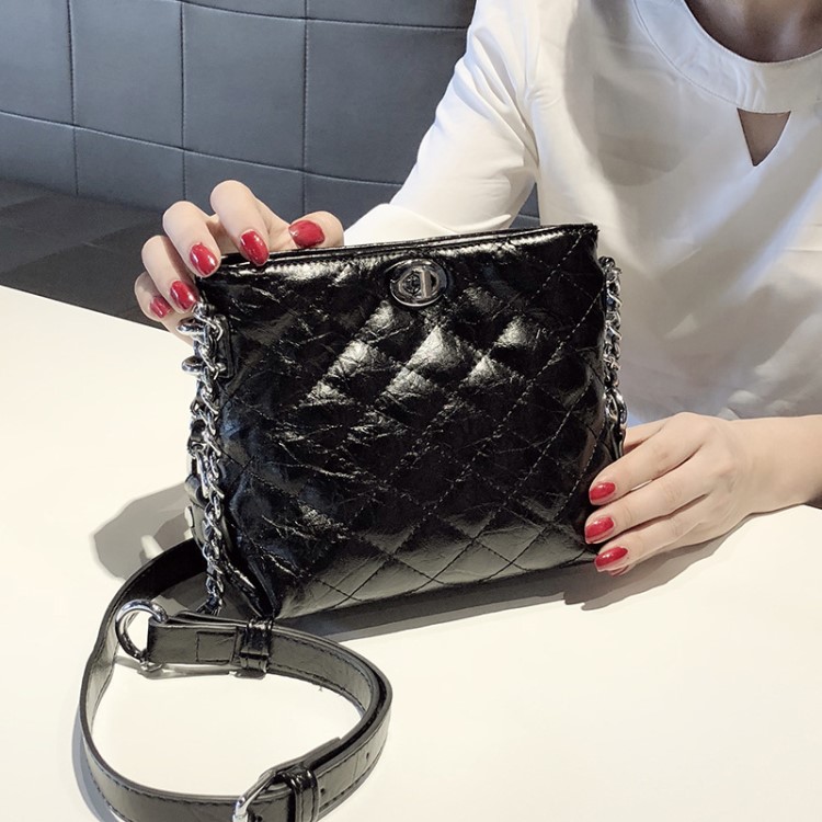女包包2019新款韓版潮百搭菱格水桶單肩斜跨包時尚轉(zhuǎn)鎖鏈條
