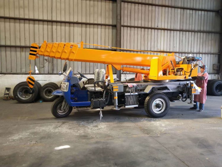 3吨加强型三轮吊 臂长18米 油电两用 农用建房吊装水泥楼板沙子