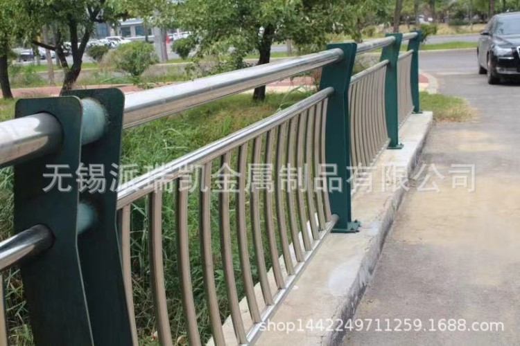 不銹鋼復(fù)合管橋梁護(hù)欄觀河道戶外隔離防撞防護(hù)欄立柱 可安裝