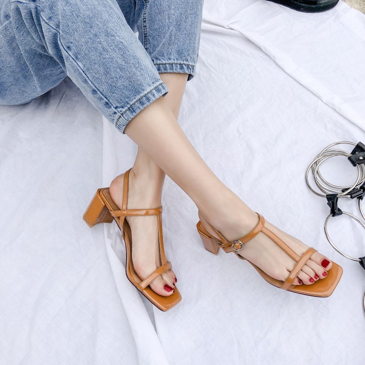 2019夏季新款粗跟高跟簡(jiǎn)約露趾羅馬T型真皮仙女風(fēng)一字扣涼鞋女潮