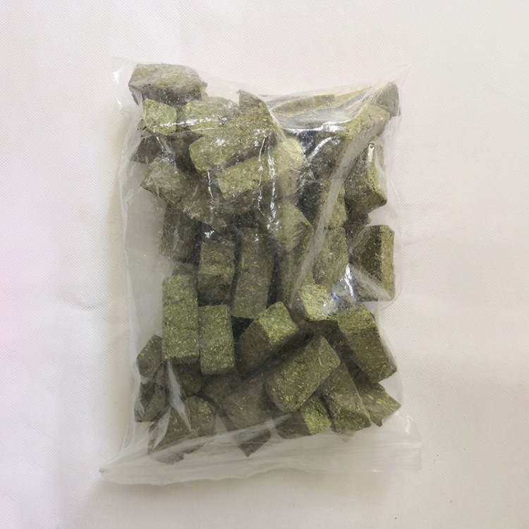 兔子磨牙苜蓿草磚 苜蓿草塊 荷蘭豬豚鼠磨牙草塊 500g袋 價格合理