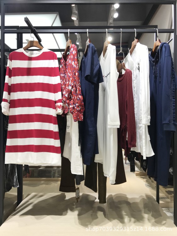 【樂章】品牌專柜尾貨貨源 杭州服裝批發市場品牌折扣女裝