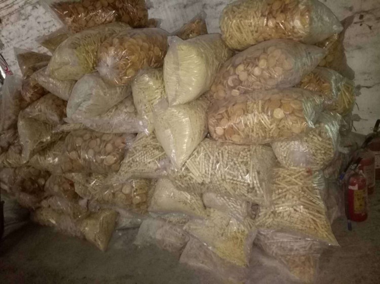 養殖場大量收購臨期過期食品和工廠下腳料