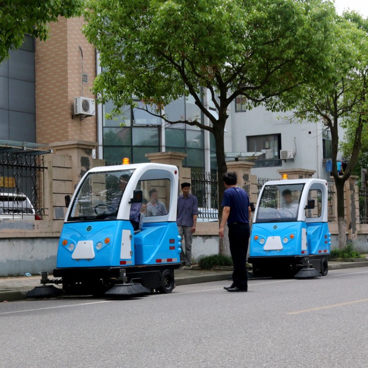 半封閉駕駛式吸塵灑水掃地機物業(yè)馬路車庫工地煤場保潔用清掃車