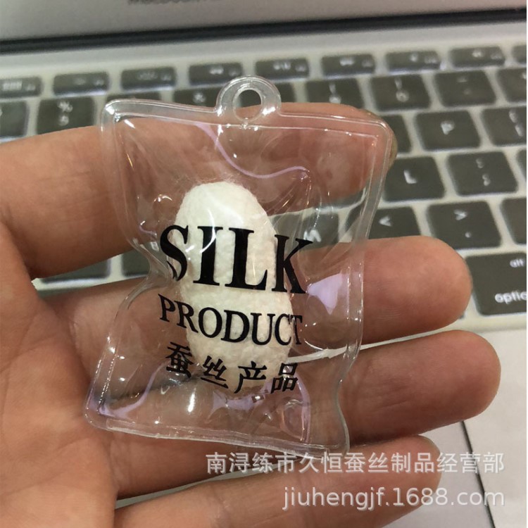 蠶繭充氣標(biāo)PVC吊牌 白色蠶蛹內(nèi)衣掛牌蠶絲被吊牌定制環(huán)保塑料商