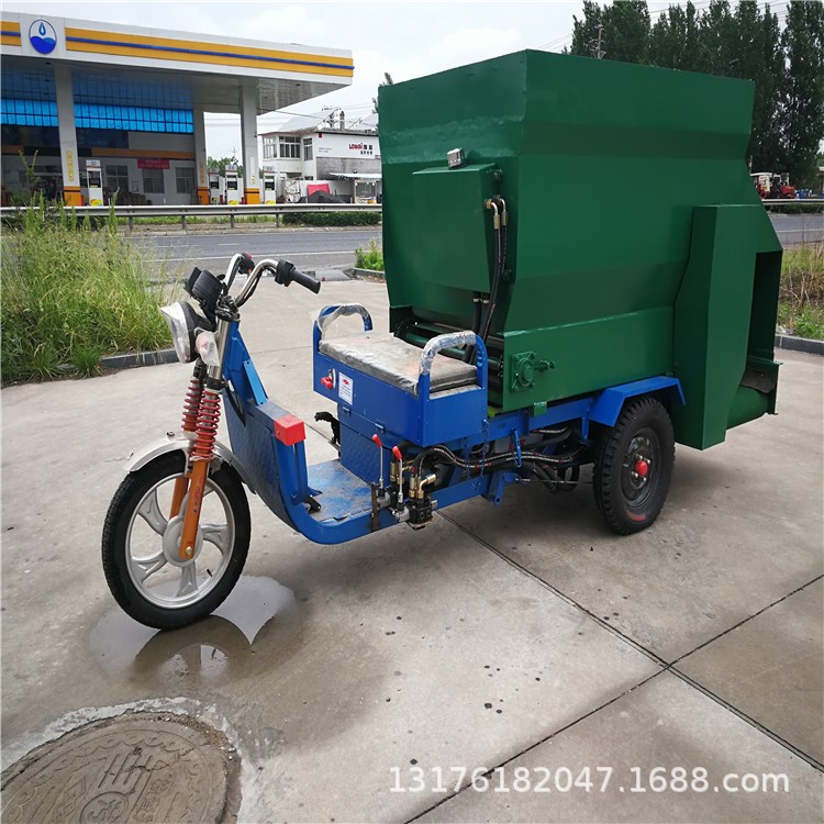 全自動(dòng)撒料車廠家 牛場(chǎng)自動(dòng)喂牛車 車載式飼料車