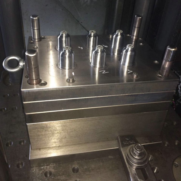 供应五金连续冲压模模具加工日用品模具