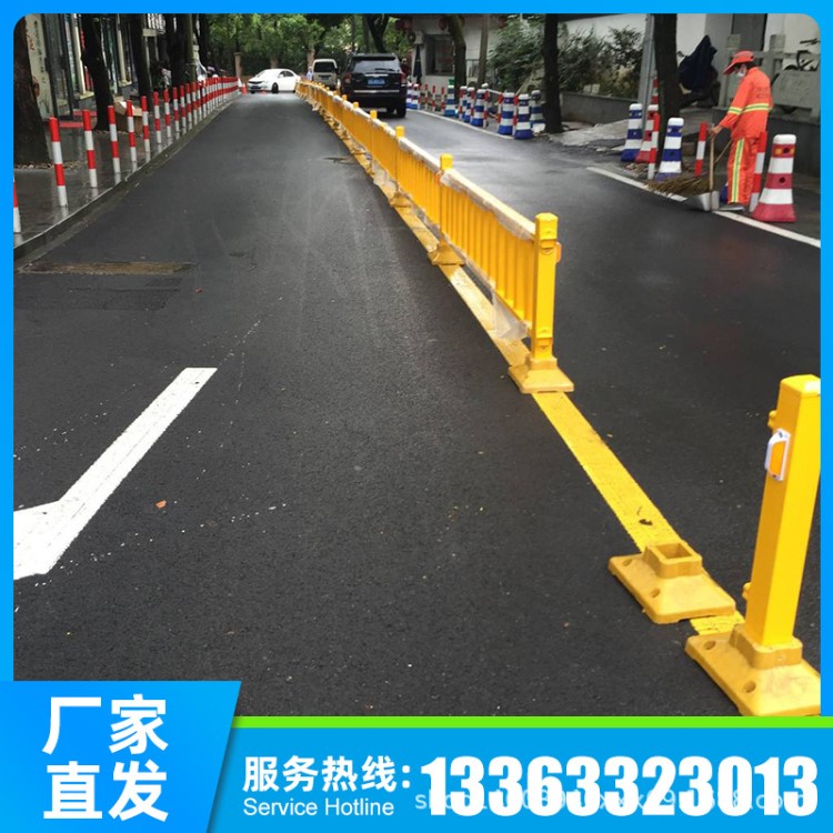 供应  锌钢道路护栏 冲孔机锌钢护栏 美化道路隔离锌钢护栏