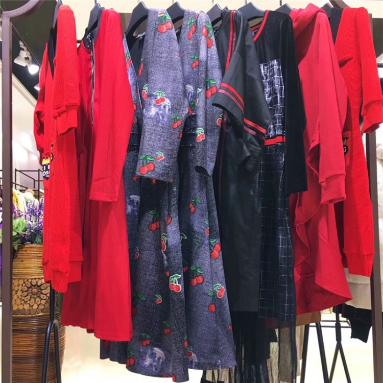 萌萌19秋裝深圳原創(chuàng)設(shè)計師大碼女裝直播走份品牌折扣女裝批發(fā)尾貨