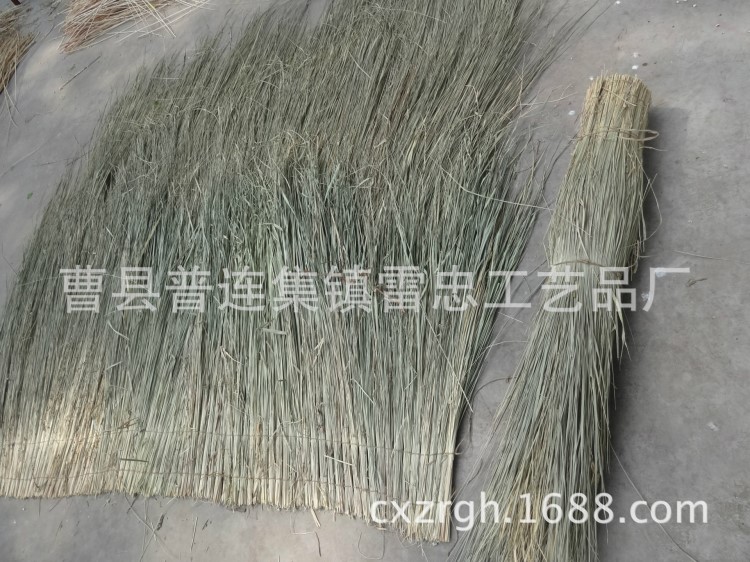 廠家大量供應(yīng)青黃色茅草耐用暴曬不碎茅草瓦一片7斤有厚度