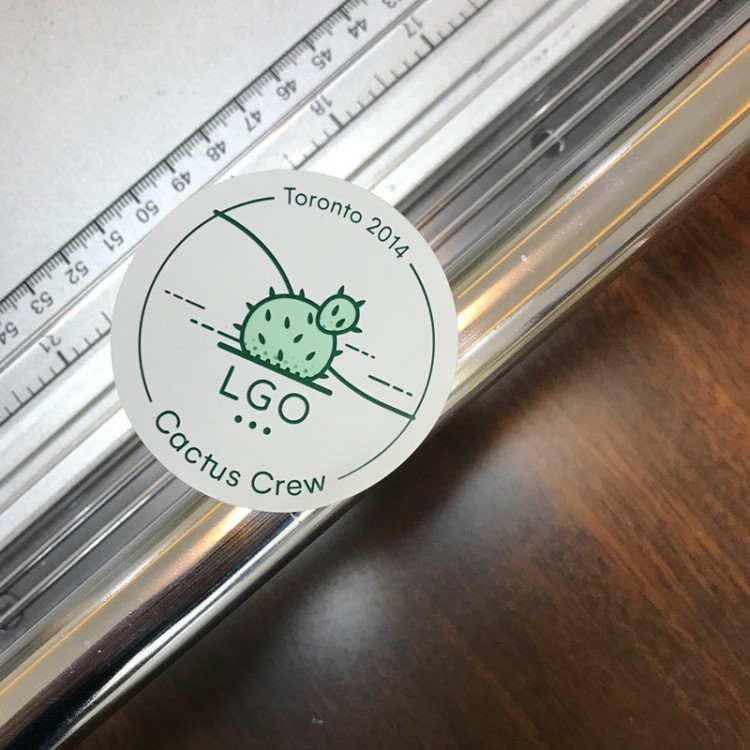 合成紙不干膠標(biāo)簽定做BSCI標(biāo)簽廠直銷強(qiáng)粘防水撕不爛瓶子標(biāo)簽