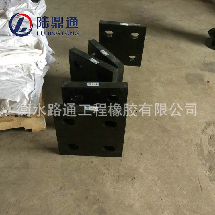 平板網(wǎng)架支座 橡膠網(wǎng)架支座 四孔網(wǎng)架支座 網(wǎng)架支座 鋼網(wǎng)架支座