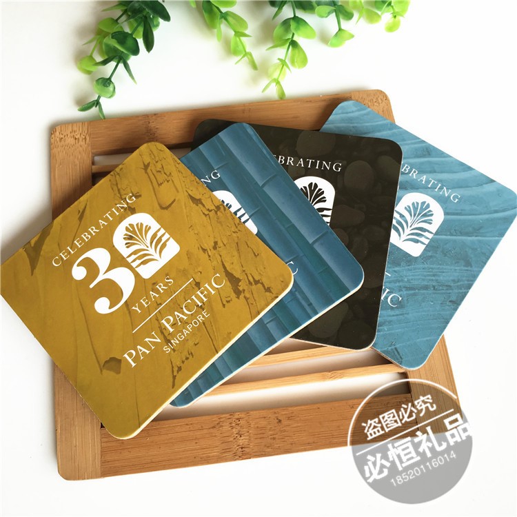 新加坡酒店紀(jì)念品中纖板杯墊 創(chuàng)意隔熱MDF吸塑包裝軟木杯墊