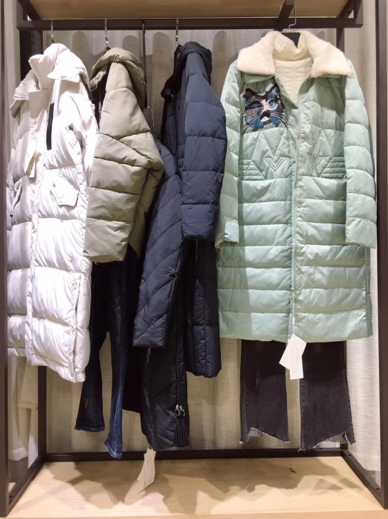 四季青佳寶童裝市場(chǎng) 批發(fā)折扣店女裝貨源 凌德服飾大衣女裝冬季