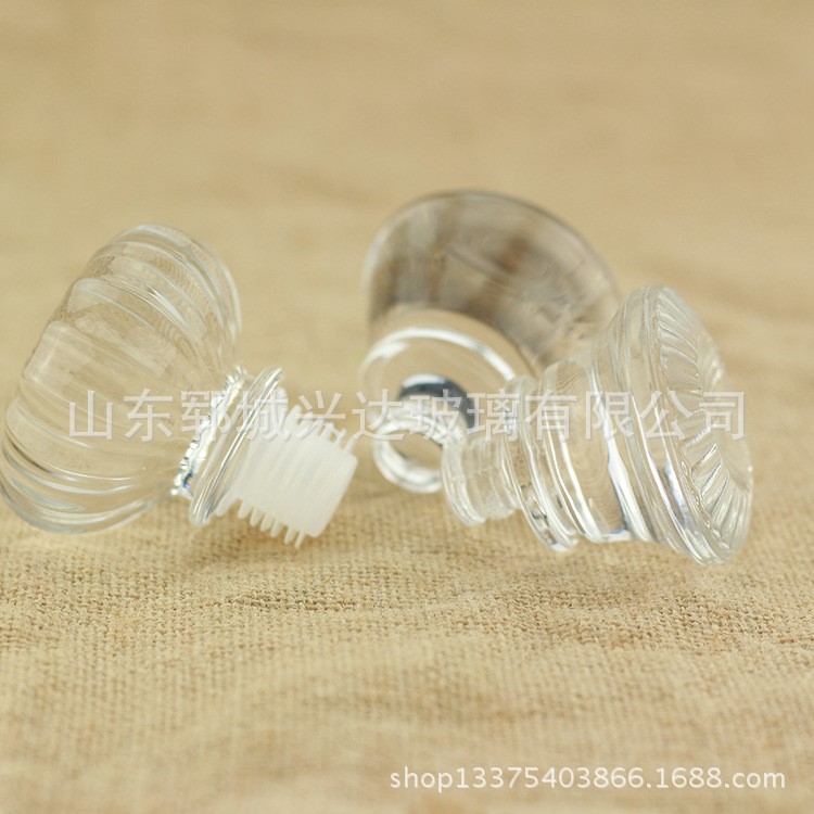 廠家生產(chǎn)銷售玻璃酒瓶瓶蓋、氧化鋁蓋、水晶蓋、鋁塑蓋等