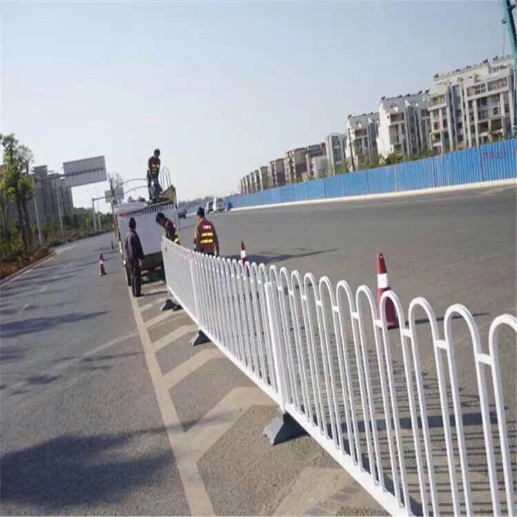 【京式護(hù)欄】廠家定制噴塑鋅鋼道路護(hù)欄 熱鍍鋅道路中央京式護(hù)欄