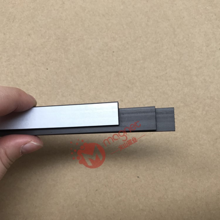 廠家定做  長160mm*寬28mm*厚2mm 擠出背膠磁條 單面磁片
