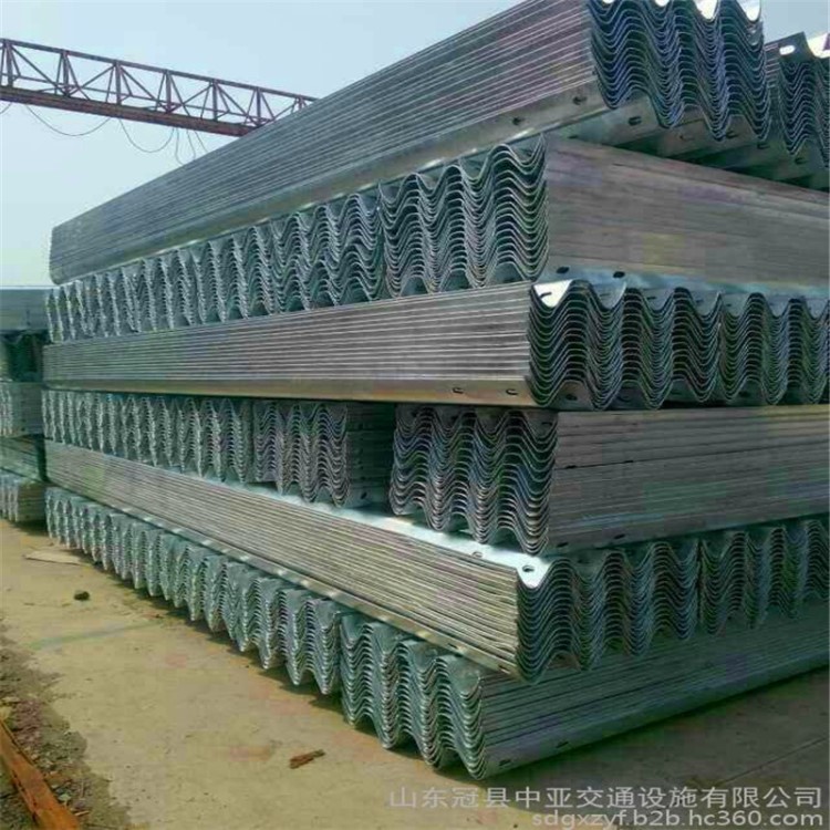 高速防撞護(hù)欄板廠家供應(yīng) 高速公路噴塑護(hù)欄板 冠縣波形梁護(hù)欄