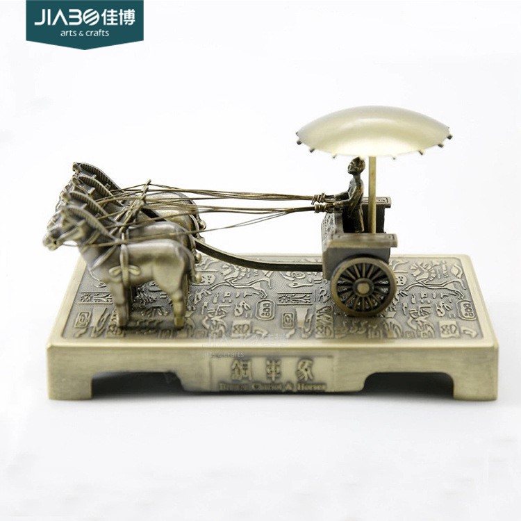 供應(yīng)銅車(chē)馬現(xiàn)貨擺件 西安秦始皇特色紀(jì)念品 兵馬俑金屬工藝品定制