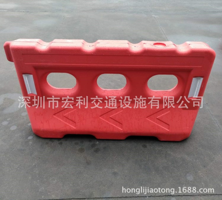 廠家直銷可注水帶箭頭塑料交通設(shè)施三孔水馬深圳圍欄批發(fā)