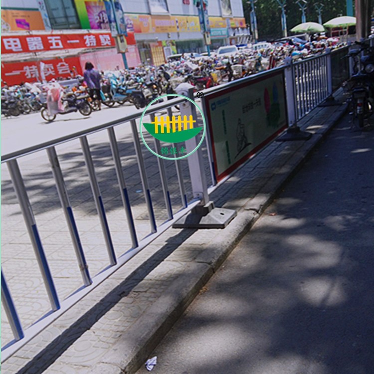 河南新鄉(xiāng)廠家直銷市政隔離帶護(hù)欄 京式護(hù)欄道路護(hù)欄公路隔離柵