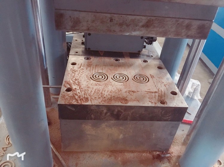 廈門廠家制香設備全自動無粘盤香機壓香機無粘祥云盤香機直銷