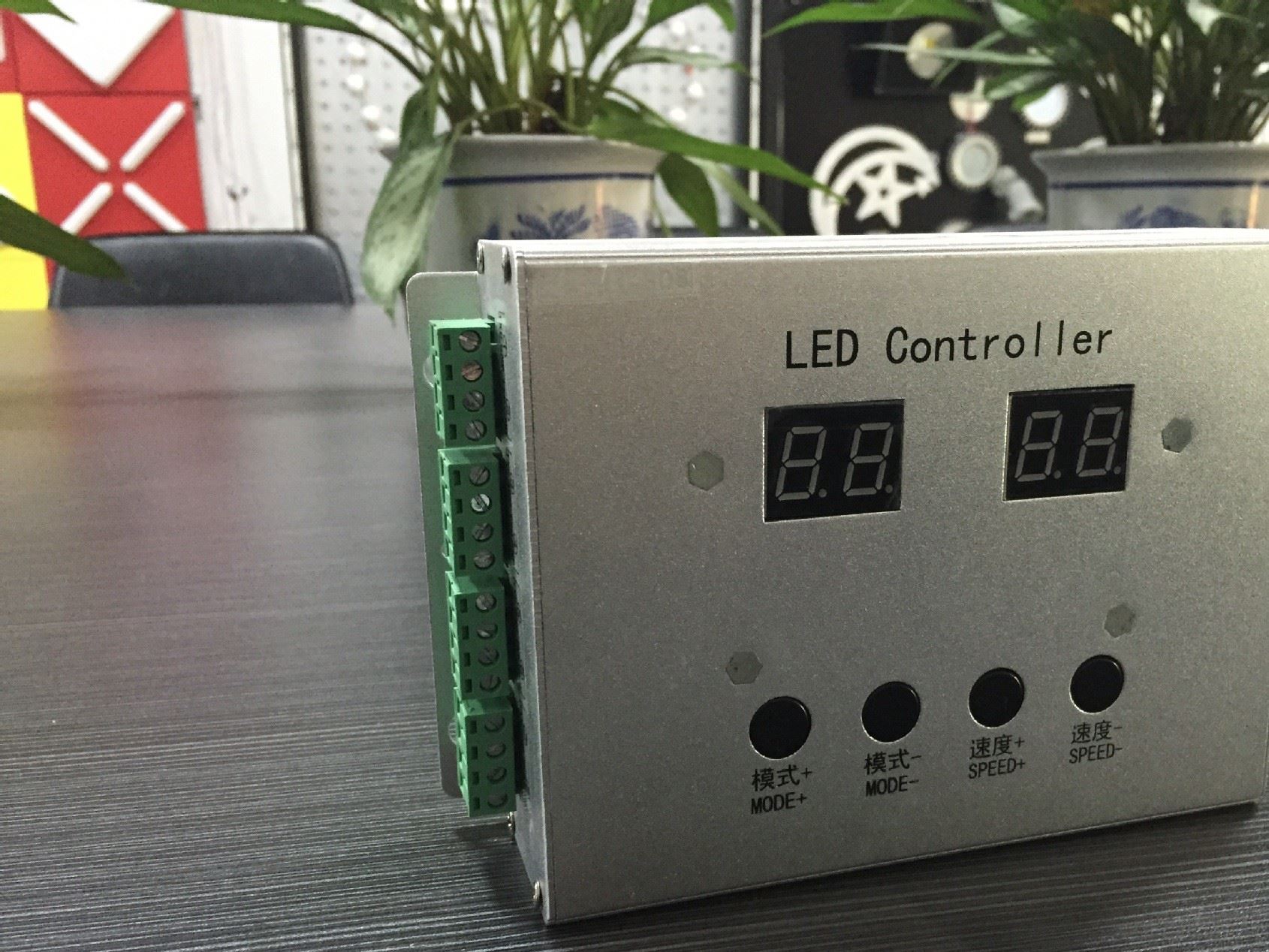 护栏管同步控制器主营产品:led数码管,led模组,led外露灯,led硬灯条