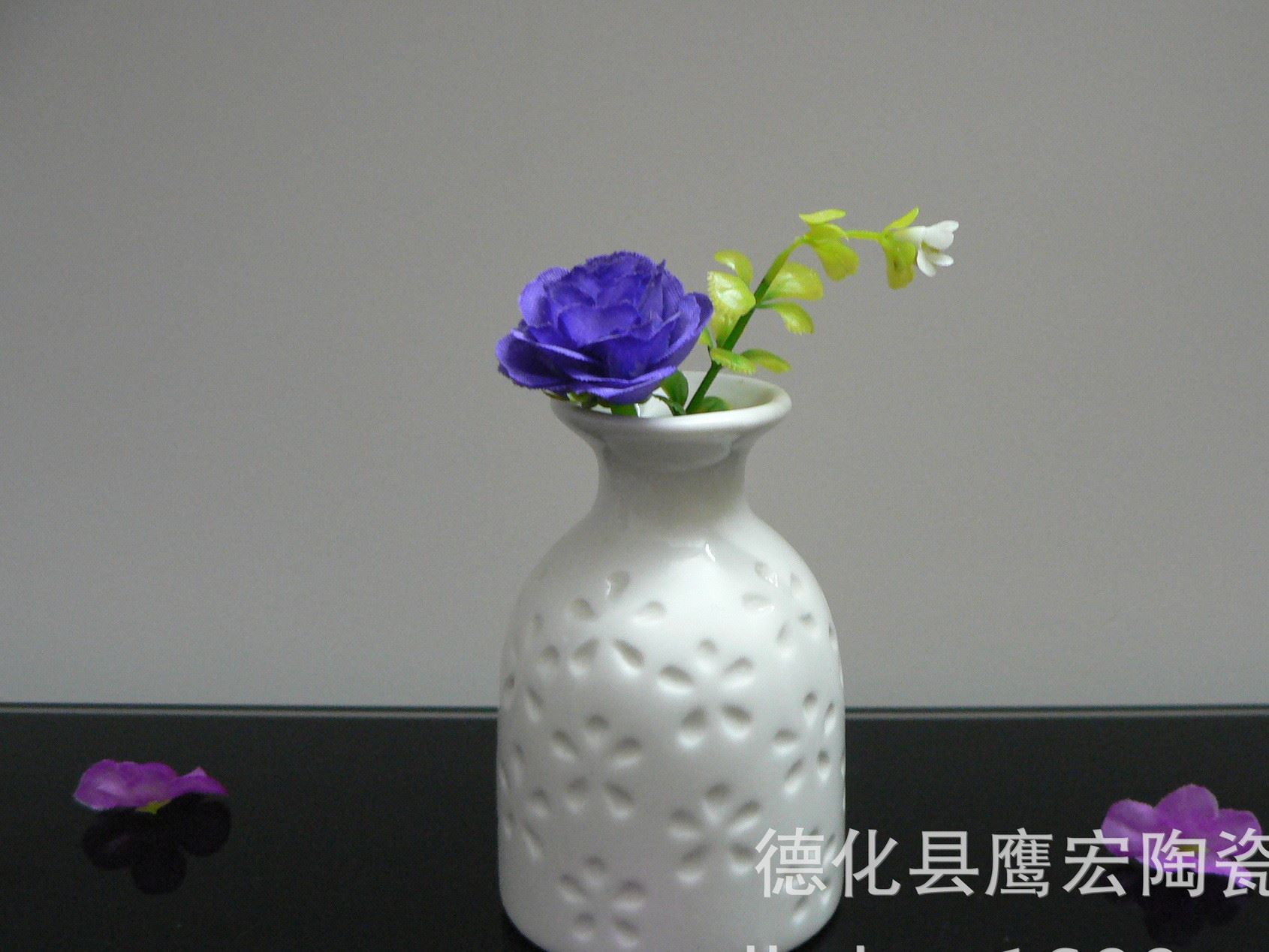 直销小花陶瓷瓶影雕图案梅花无火藤草干花香薰瓶欢迎来图来样定制